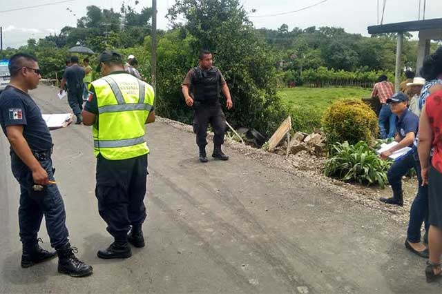 Vuelca camión de pasajeros en Hueytamalco, hay 10 heridos
