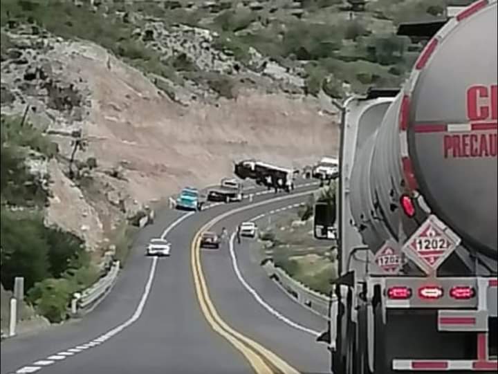 Se vuelca camión de la Guardia Nacional tras chocar en Tehuacán