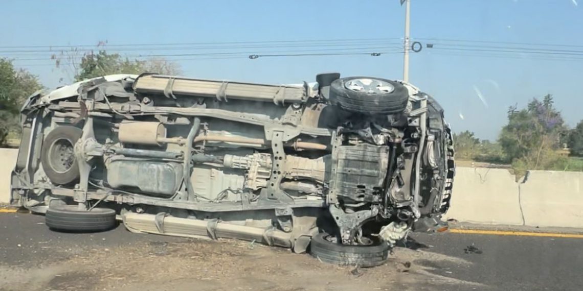 Muere masculino al volcar su camioneta en la Izúcar-Puebla 