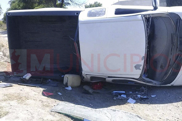 Ladrones vuelcan camioneta tras robarla en Tlacotepec