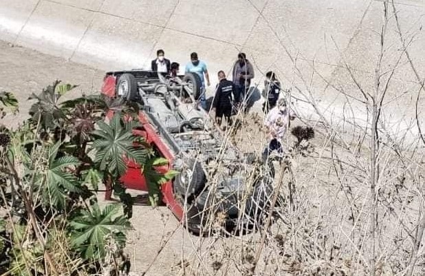 Camioneta con dos mujeres vuelca en dren de Tecali para evitar asalto