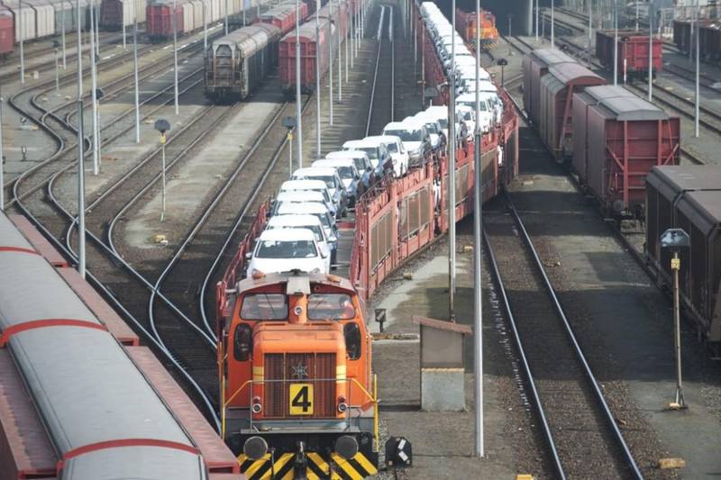 Envío de granos y autos a México corren peligro por huelga de trenes en USA