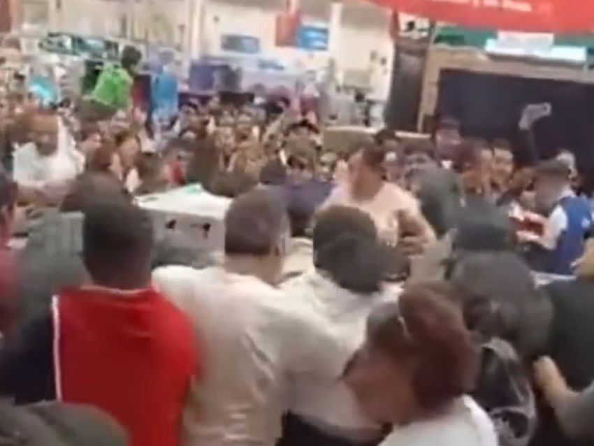 VIDEO Pelean en Walmart de Tehuacán por pantallas en el Buen Fin