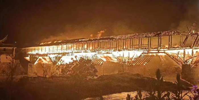 Incendio destruye el puente más largo y antiguo de China