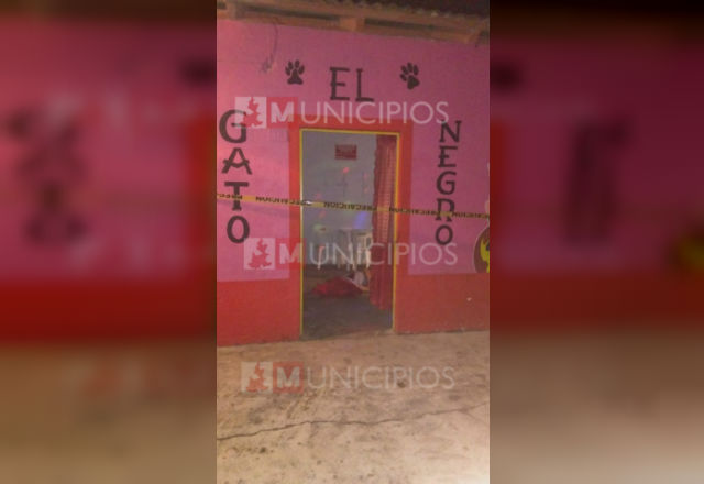 Comando entra a bar y mata a 2 en Ayotoxco de Guerrero