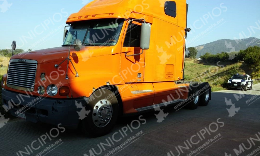 Recuperan trailer robado en Tlatlauquitepec