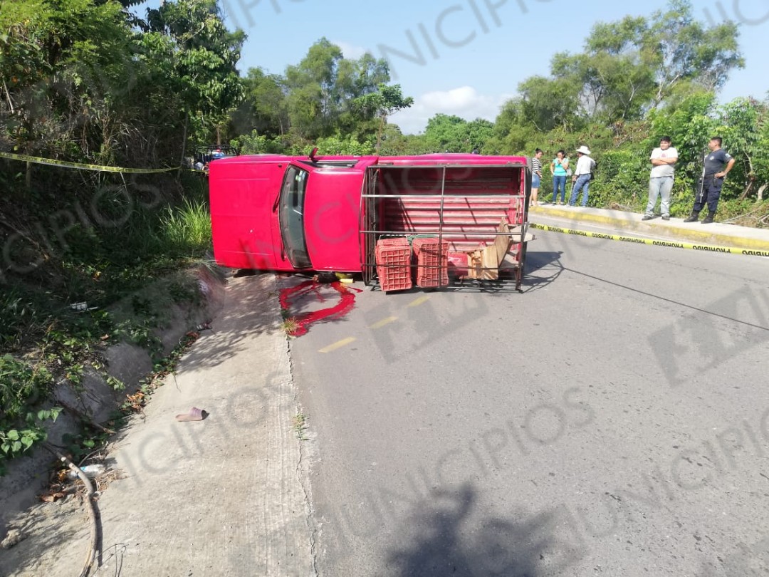 Vuelca y muere aplastado por su camioneta en Ayotoxco