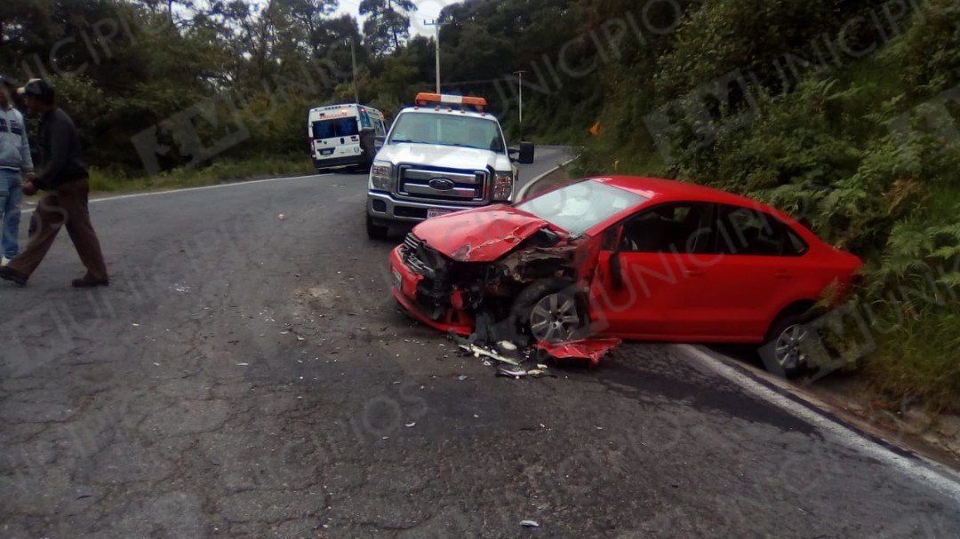 Por esquivar bache, se estrellan autobús y auto en Zacapoaxtla