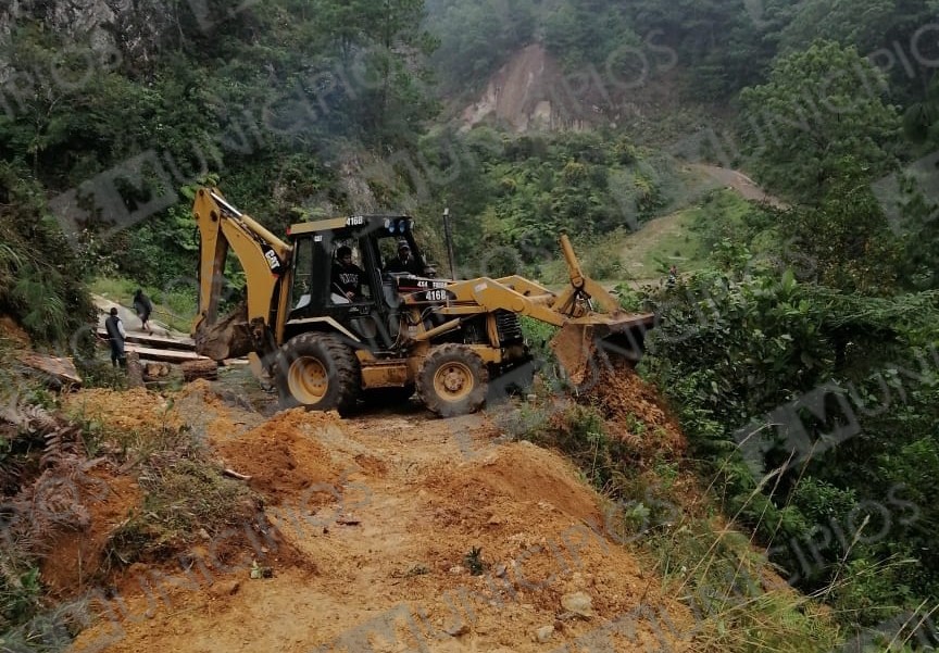 Reabren camino en Zacapoaxtla afectado por lluvias