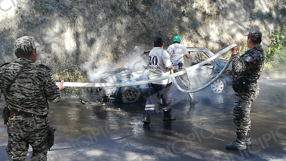 Familia termina con el auto incendiado en Zacapoaxtla