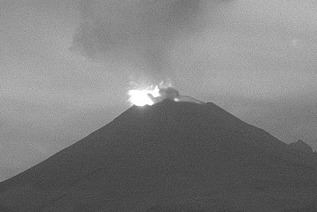 Popocatépetl explota y emite material incandescente