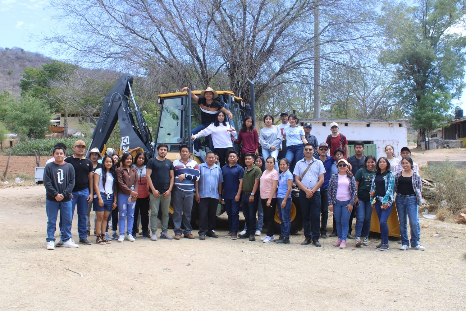 Por gestión de estudiantes Tecnológico de Tecomatlán obtiene maquinaria agrícola