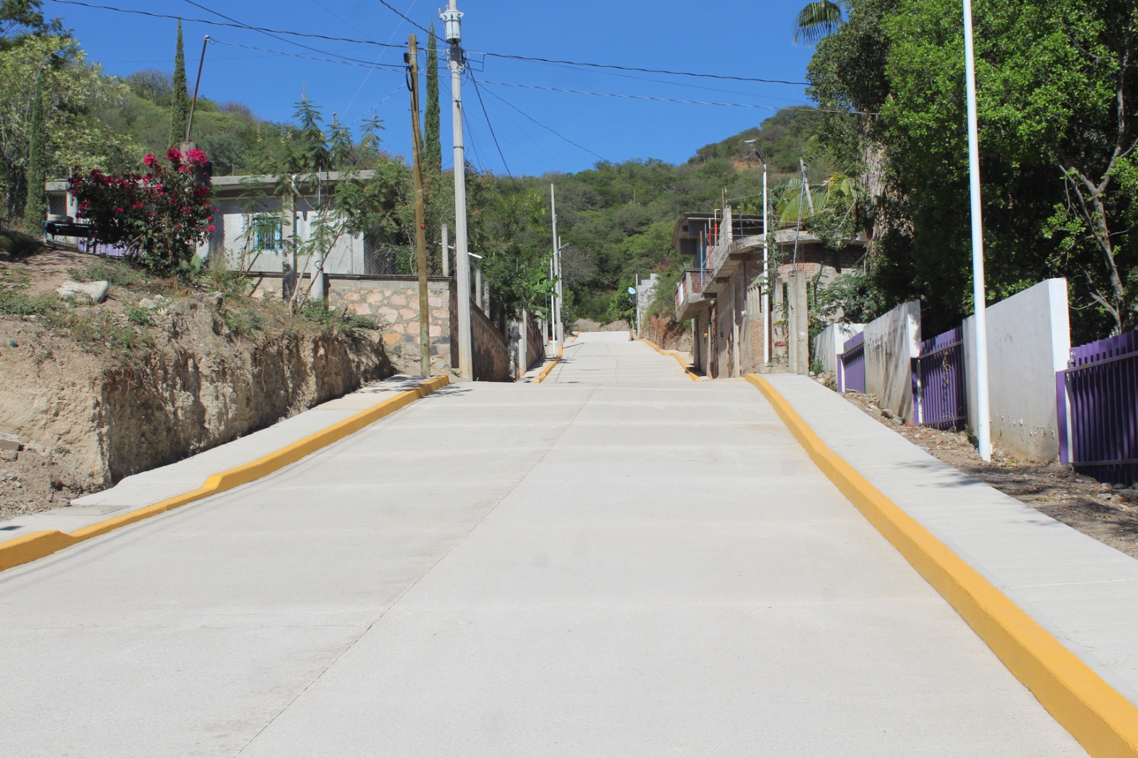 Entregan una pavimentación más con concreto hidráulico en Tecomatlán