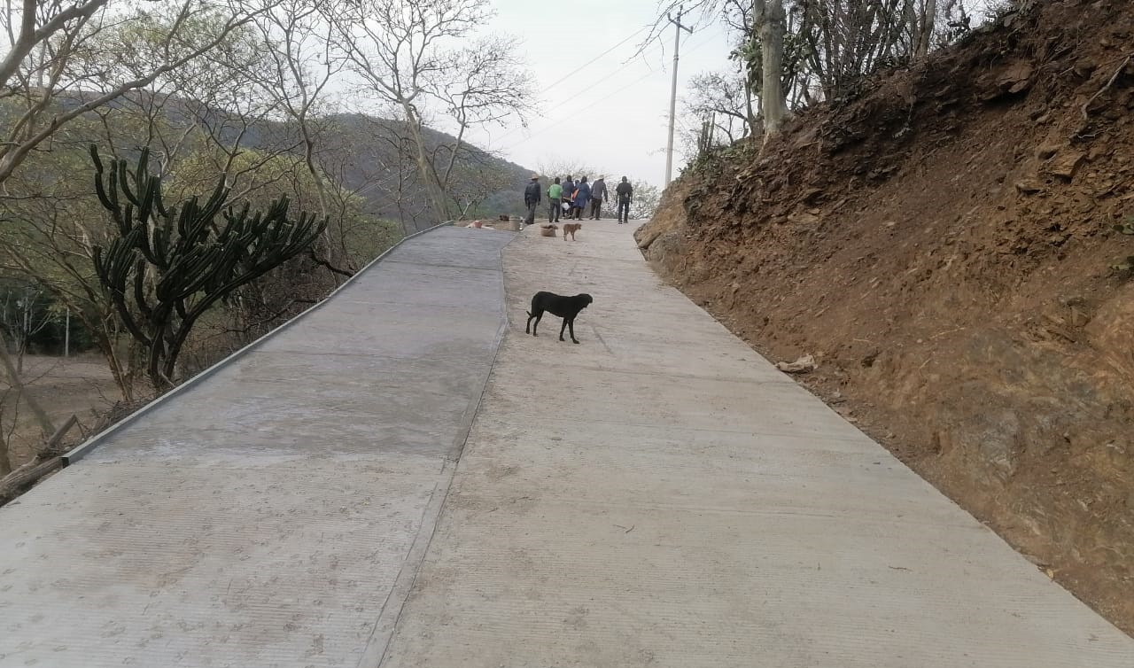 Avanza obra de pavimentación en Xayacatlán