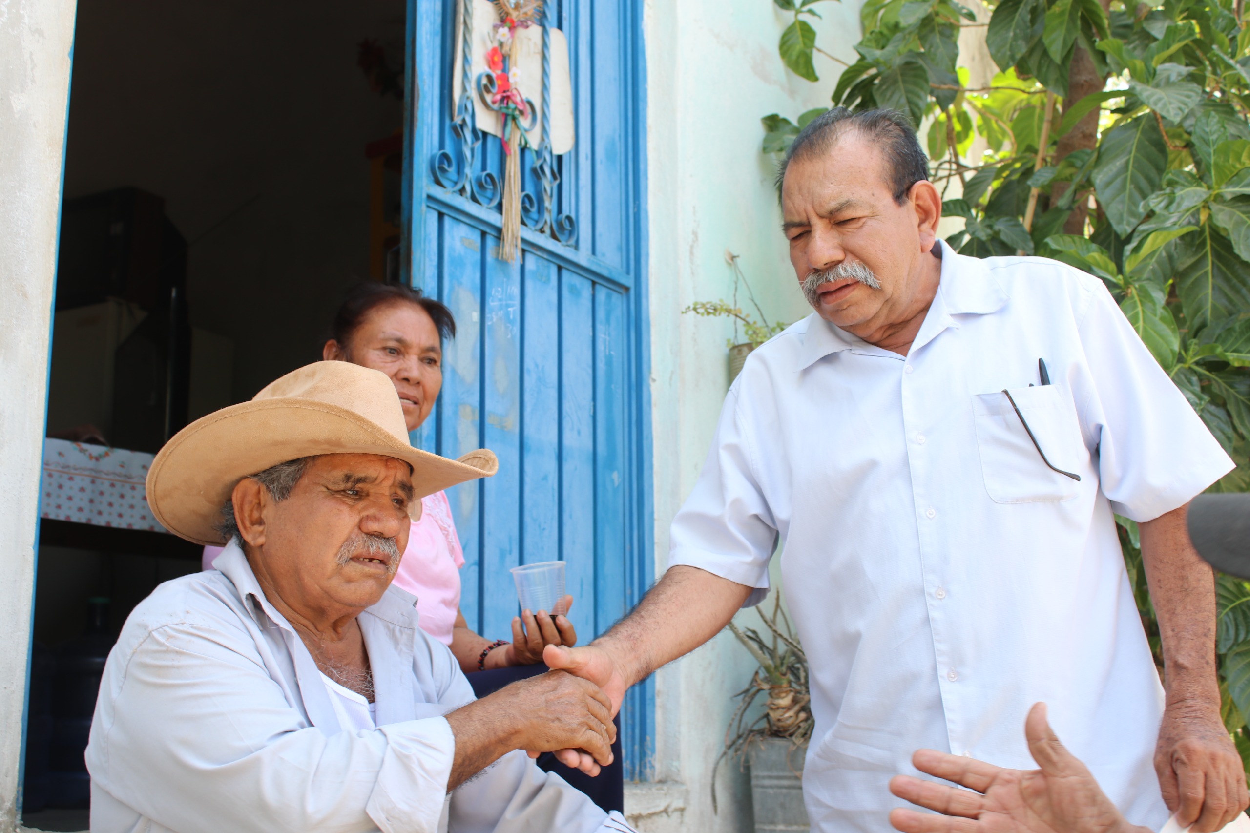 Reciben familias tecomatecas a Avelino Rivera