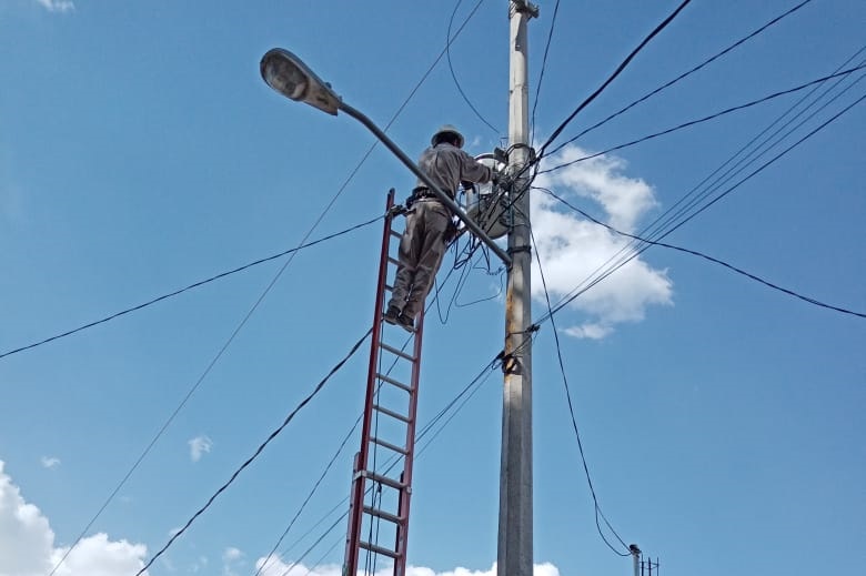Logran vecinos servicio de energía eléctrica en San Miguel Canoa