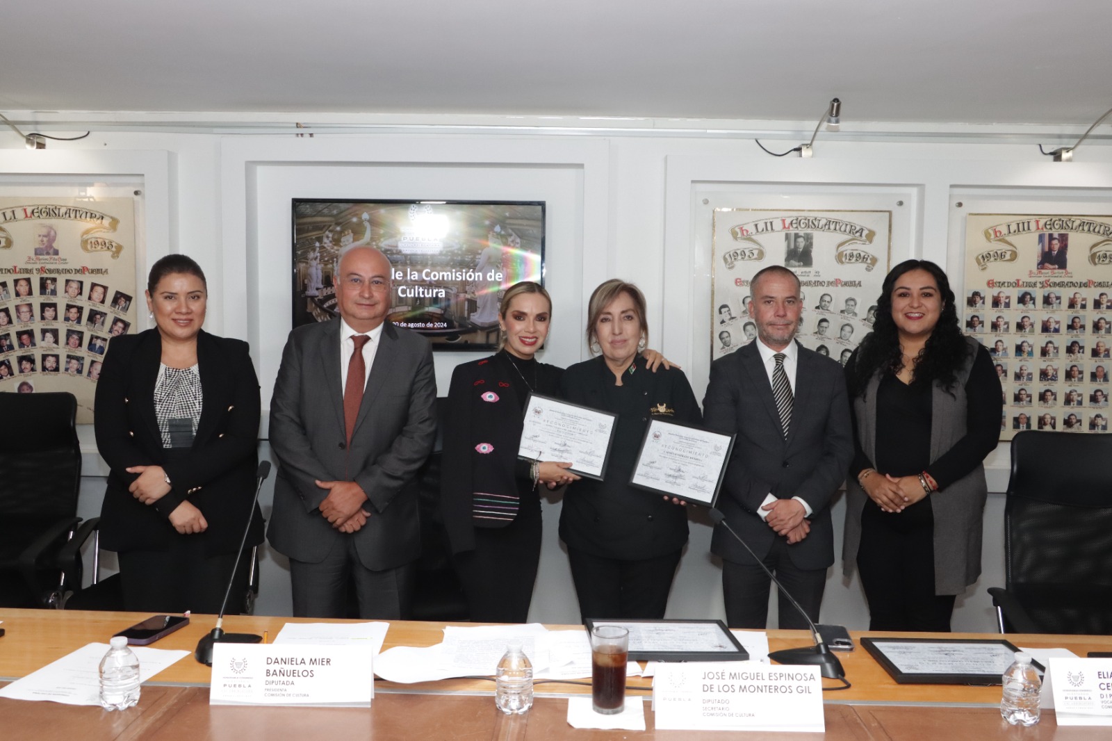 Reconocen a destacadas artesanas poblanas en sesión especial del Congreso