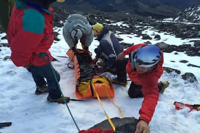 Rescatan a alpinista austriaco que sufrió accidente en el Pico de Orizaba