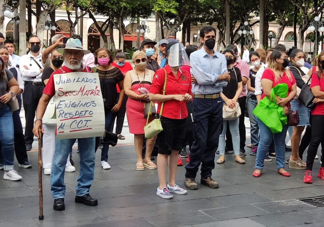Empleados de Telmex protestan en zócalo de Veracruz