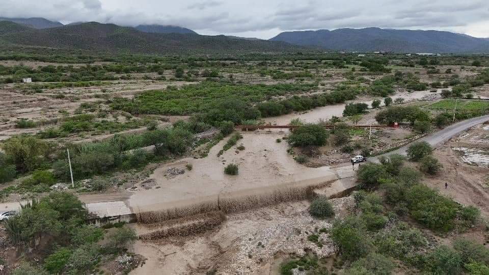 Creciente del río Zapotitlán incomunica a Tlacoxcalco y Chilac