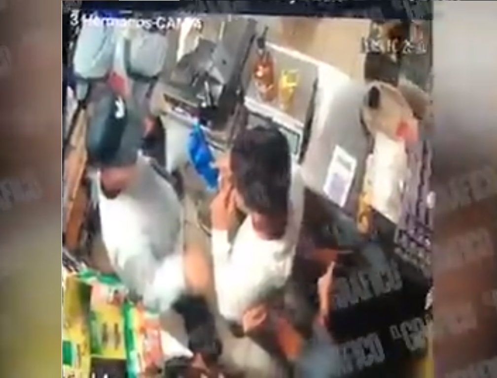 VIDEO Delincuentes le disparan a un joven tras asaltar una tienda