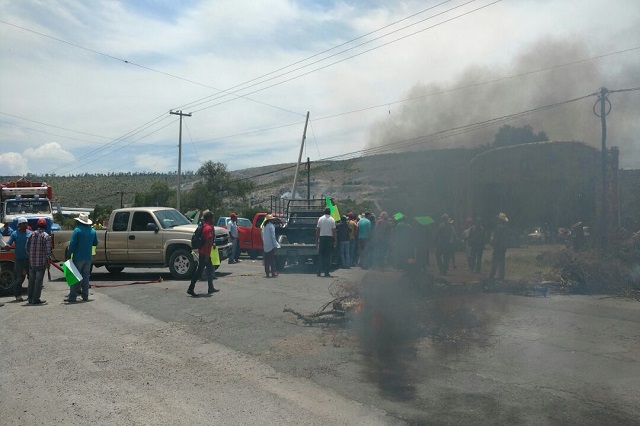Cierran carretera Cañada-Tecamachalco por problemas vecinales