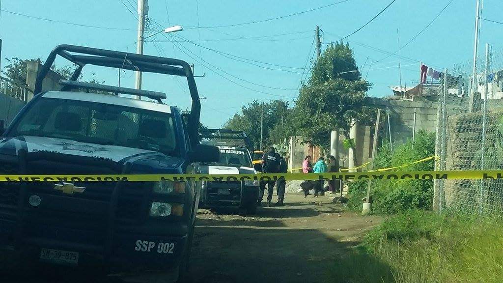 A machetazos matan a 2 hombres en su casa de Chiautzingo