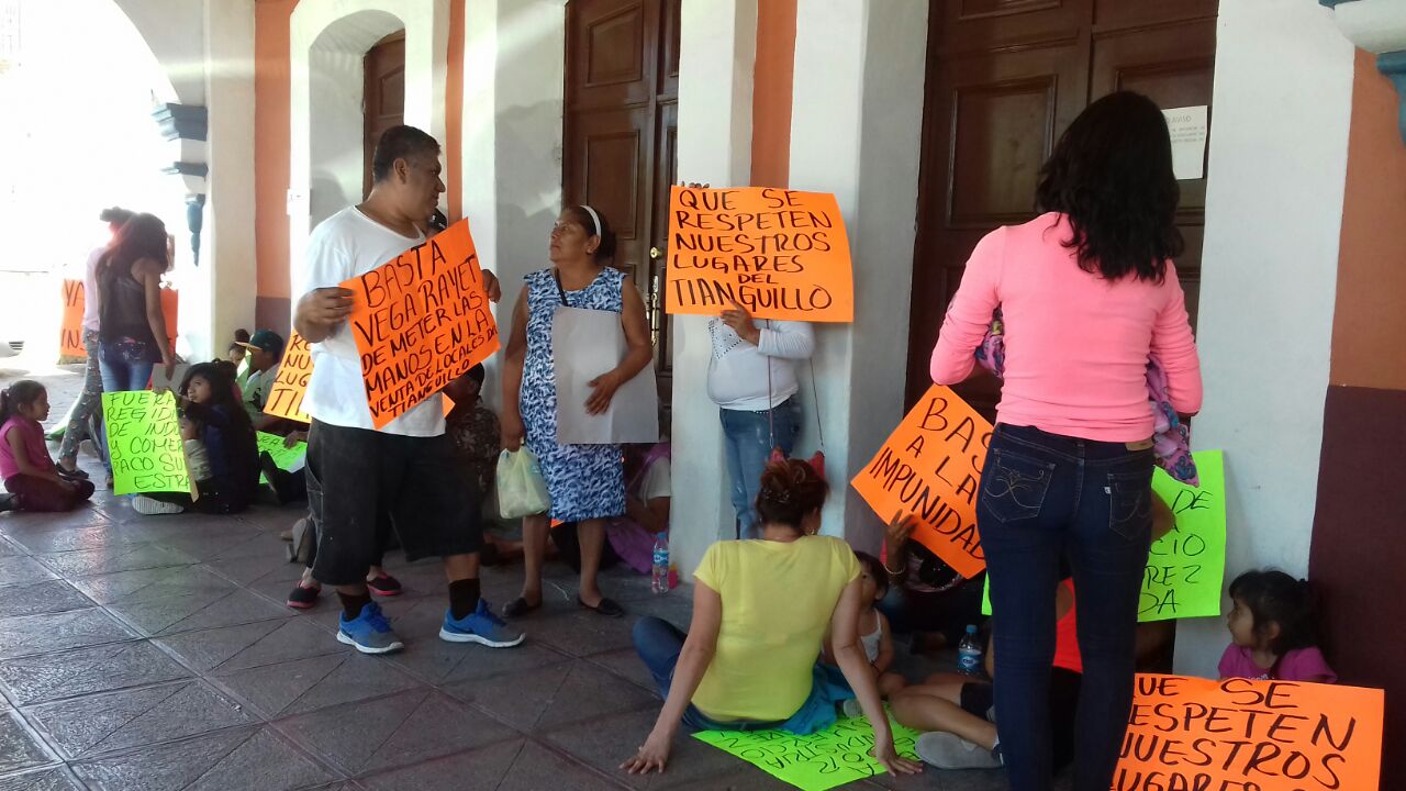 Acusan despojo en El Tianguillo y vendedores protestan en Izúcar