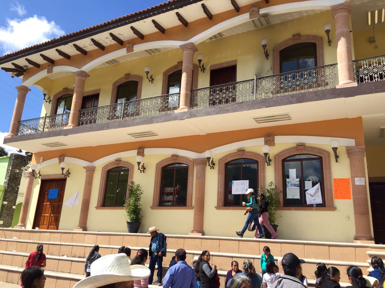 Pobladores toman palacio municipal de Quimixtlán por falta de agua potable