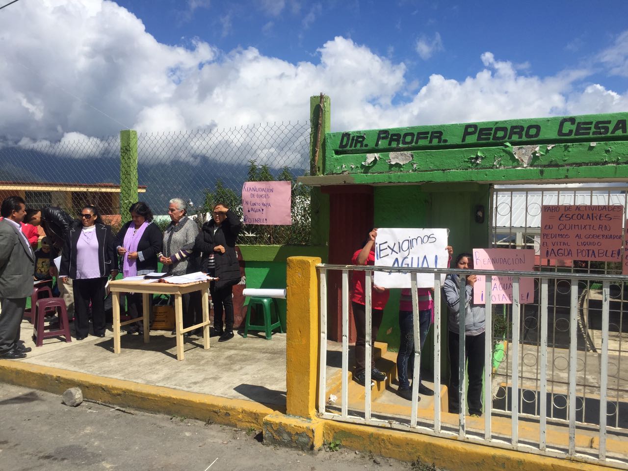 Pobladores toman palacio municipal de Quimixtlán por falta de agua potable