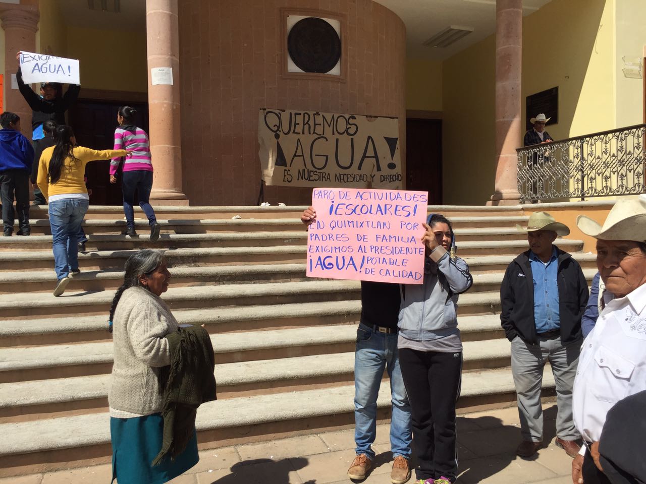 Pobladores toman palacio municipal de Quimixtlán por falta de agua potable