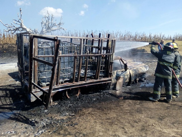 Arden 2 camionetas con combustible robado en zona de Tepeaca