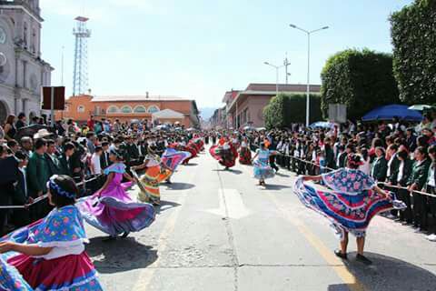 Con desfile tardío conmemoran Revolución Mexicana en Teziutlán