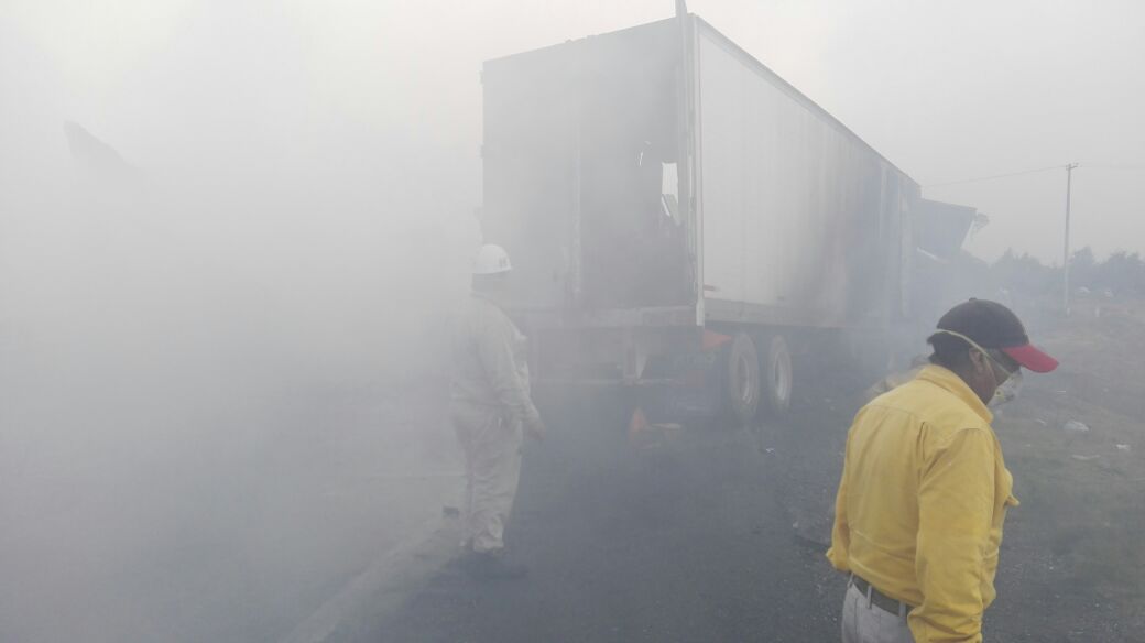 Choque e incendio dejan 6 calcinados en la autopista Puebla-Orizaba
