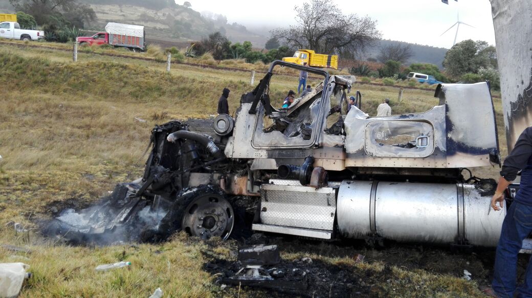 Choque e incendio dejan 6 calcinados en la autopista Puebla-Orizaba