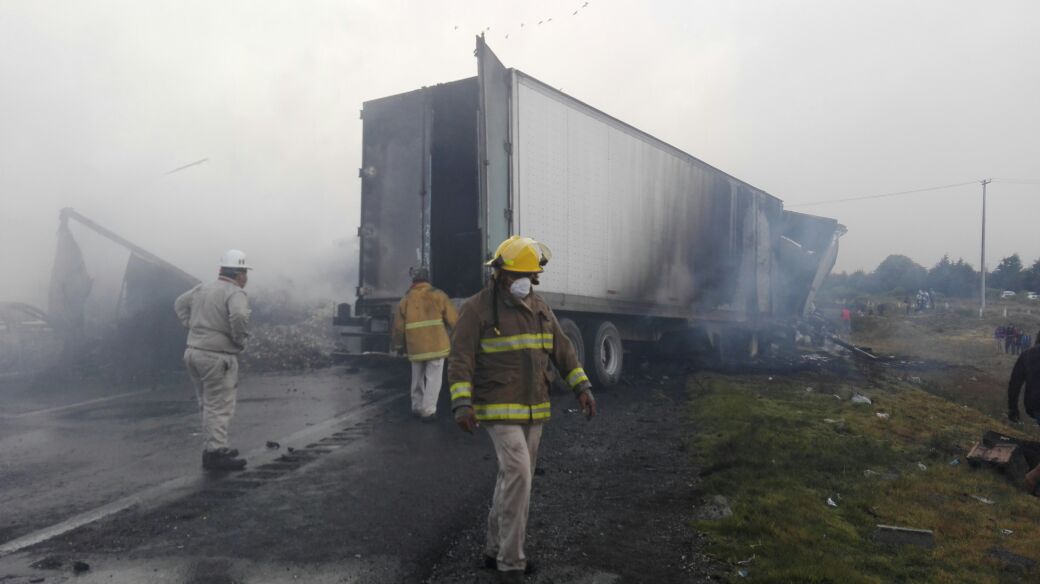 Choque e incendio dejan 6 calcinados en la autopista Puebla-Orizaba