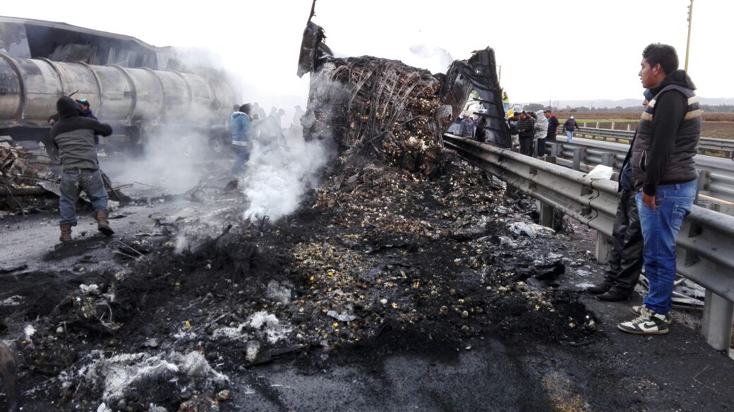 Choque e incendio dejan 6 calcinados en la autopista Puebla-Orizaba