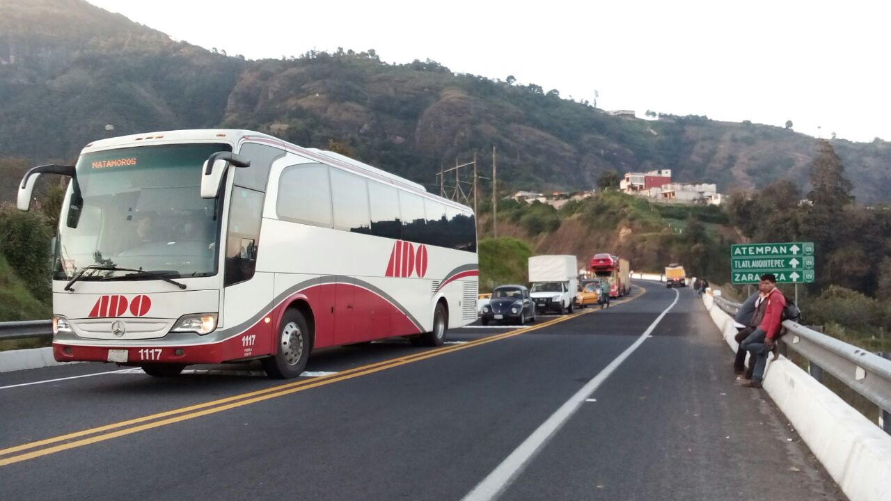 Alza de combustible ocasiona bloqueos carreteros en el estado Puebla