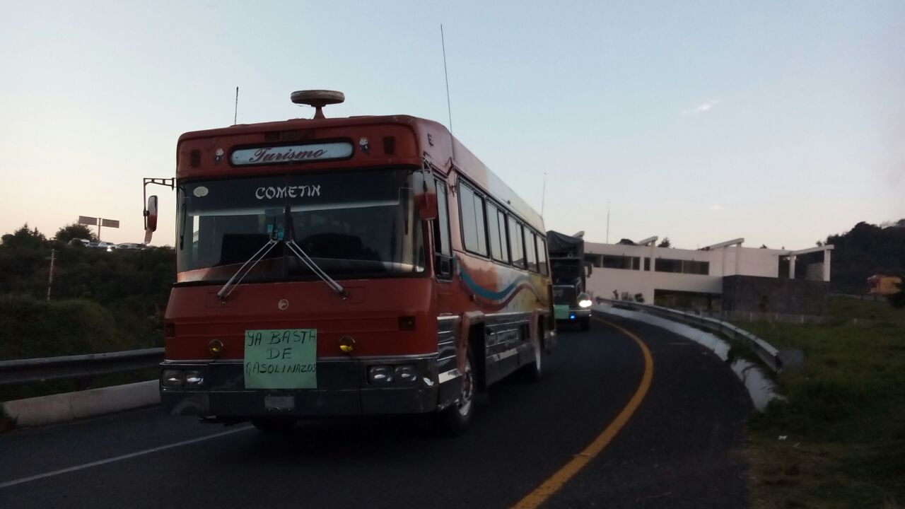 Autos y camiones varados en Teziutlán por protesta de transportistas