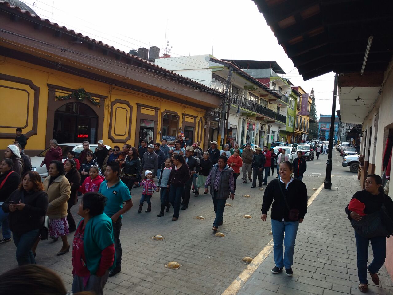 Decenas marchan contra gasolinazo y diputados en Huauchinango