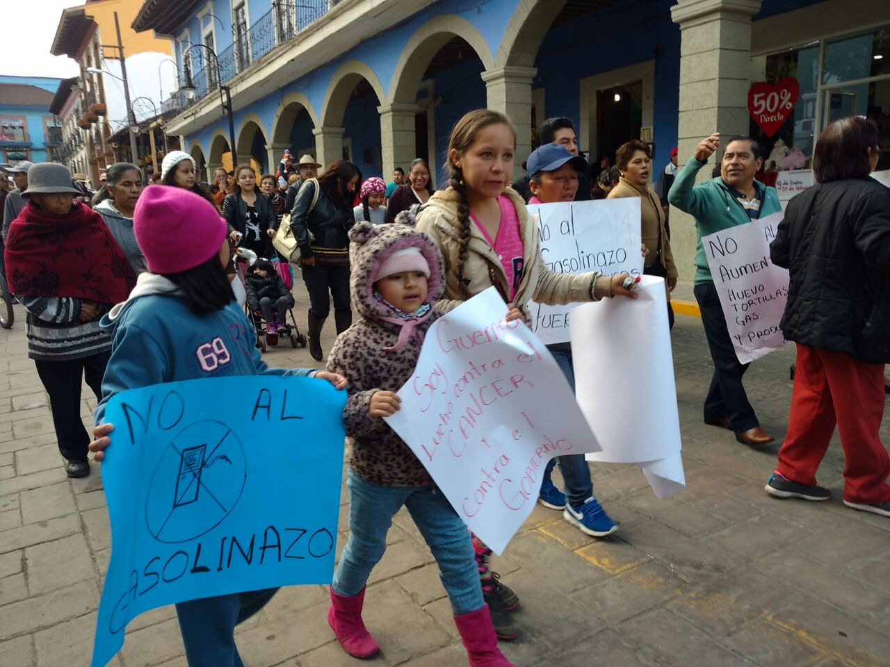 Decenas marchan contra gasolinazo y diputados en Huauchinango
