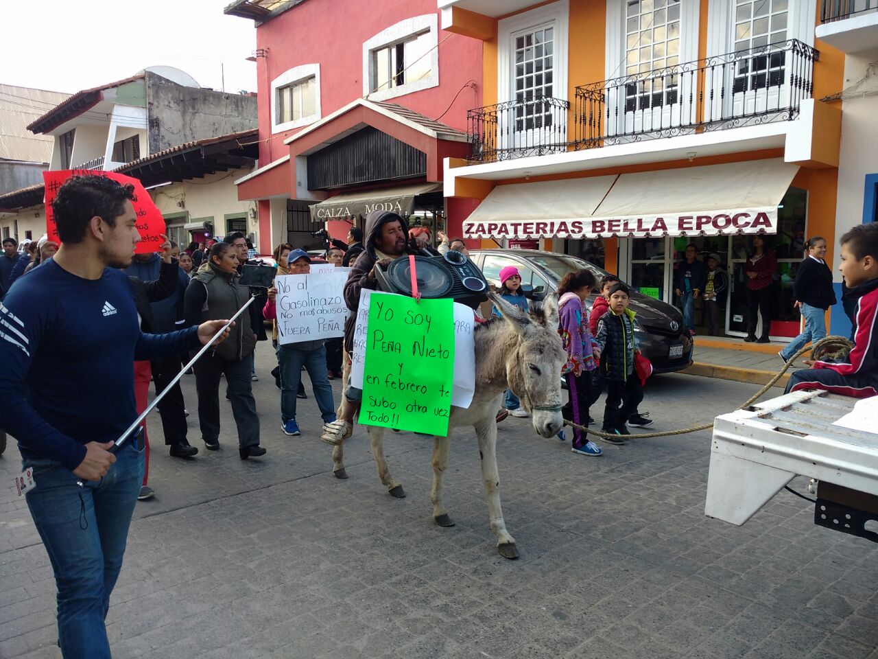 Decenas marchan contra gasolinazo y diputados en Huauchinango