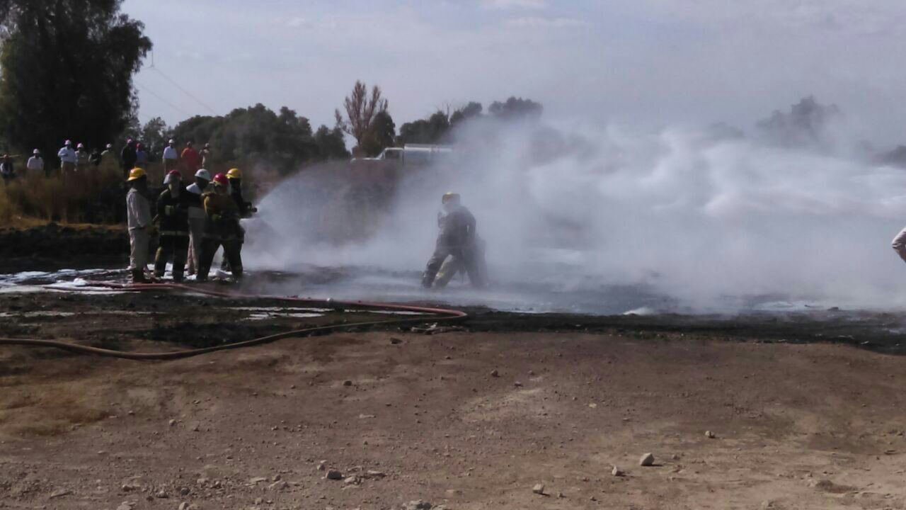Apagan fuego 17 horas después en ducto de Pemex en Acatzingo