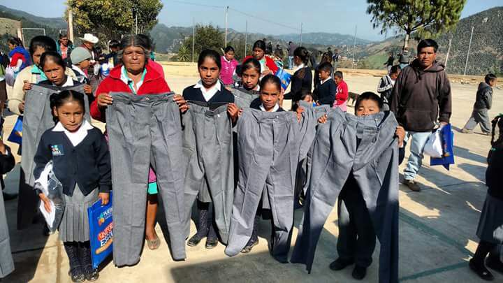 Anuncia SEP que cambiará uniformes a alumnos de Ajalpan