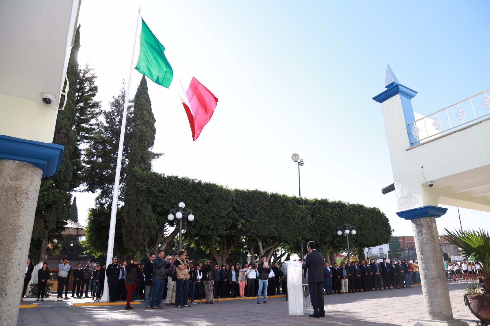 Encabeza Leoncio Paisano ceremonia por Día de la Bandera