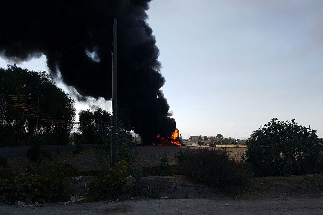 Confirman 5 camionetas calcinadas por incendio de ducto en Acatzingo