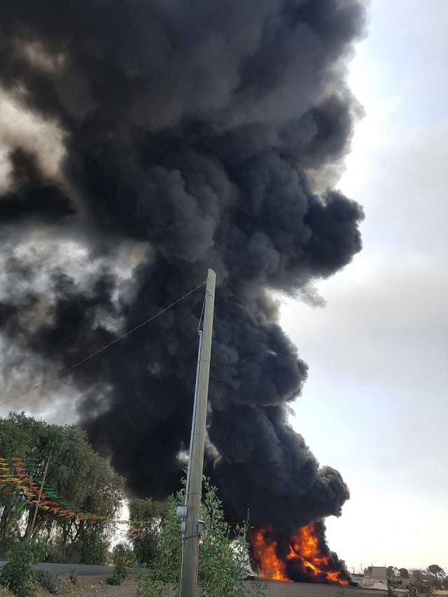 Confirman 5 camionetas calcinadas por incendio de ducto en Acatzingo