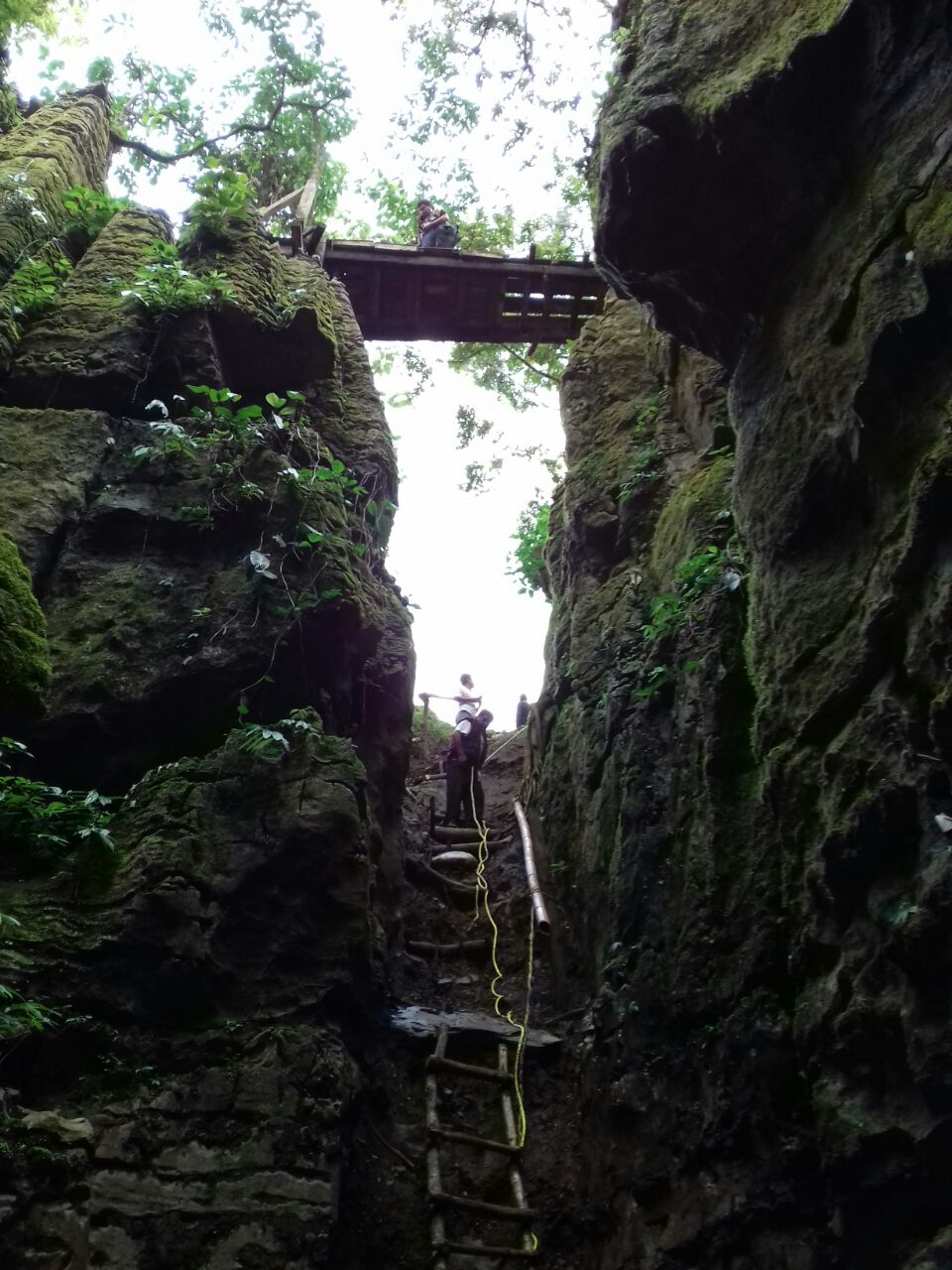 Hombre es rescatado tras 6 días atrapado en gruta de Cuetzalan