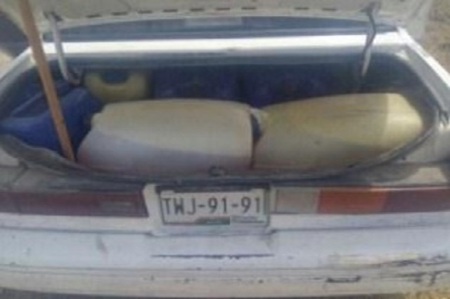 Descubren 240 litros de combustible robado dentro de auto en Tepeaca
