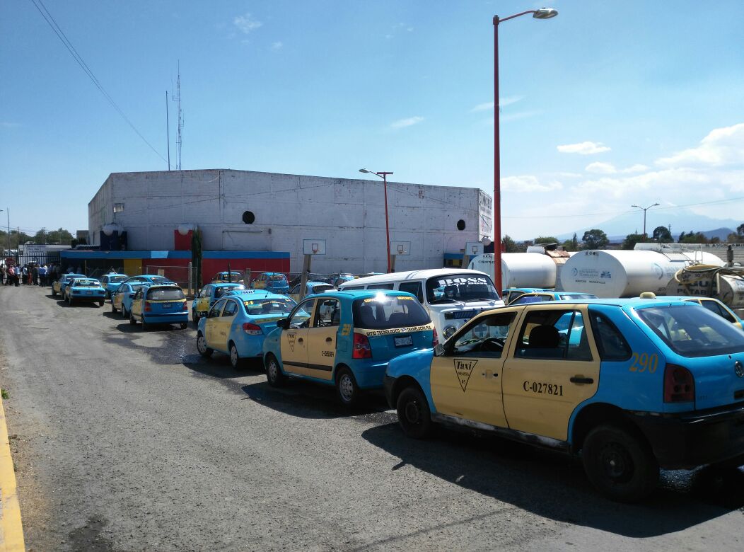  Taxistas se manifiestan y demandan mayor seguridad en Texmelucan